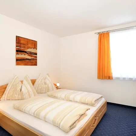 Haus Schoenegg Апартаменты *